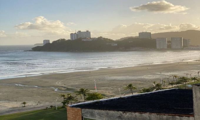 Itarare Apartamento | The building faces the beach and the kitnet has a wide view of it.
