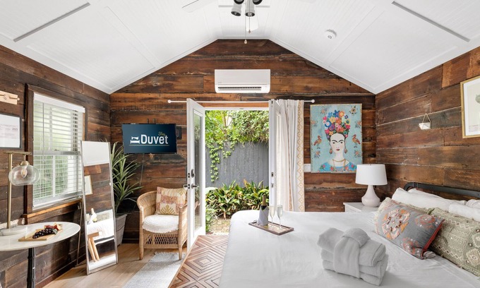 Downtown Charleston Cabaña | El Bungalow - King Bed Studio con cocina completa - ¡A 1 cuadra de King St!