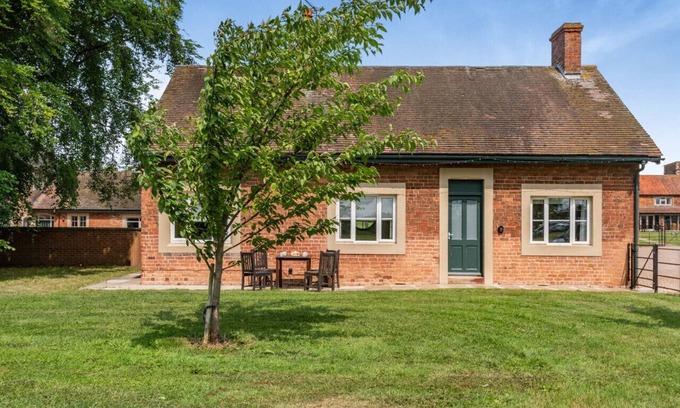 Lincoln Casa | The Bungalow - Two Bedroom House, Sleeps 4
