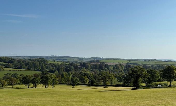 Huntsham Casa | The Bus On The Hill Stay in total peace in Devon, home of 2 moors and 2 shores