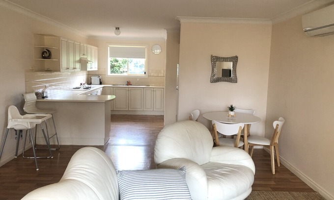 Milton Villa | "THE BUTLER"@Milton eats, theatre, gallery shopping,garage, wifi,2WC,very quiet