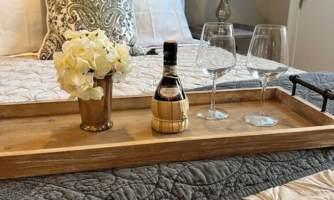 Jasper Cama Y Desayuno | The Butterfly Suite exudes an air of timeless elegance and natural splendor. Named in homage to the myriad species of butterflies that adorn the surrounding landscape.