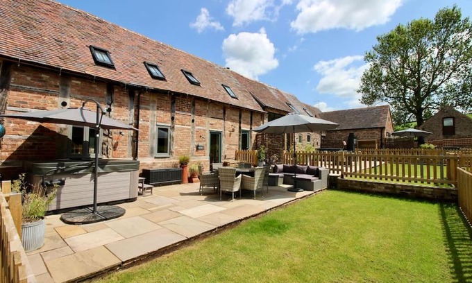 Bridgnorth Casa | The Byre - Beautiful Contemporary Barn - Hot Tub