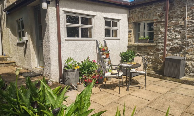 Rhosybol Cabaña | THE BYRE, character holiday cottage, with open fire in Dulas