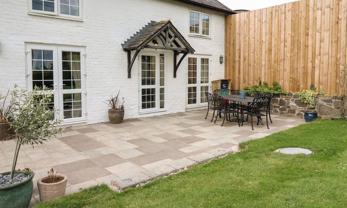 Kingswood Casa | THE BYRE, family friendly, character holiday cottage in Berriew