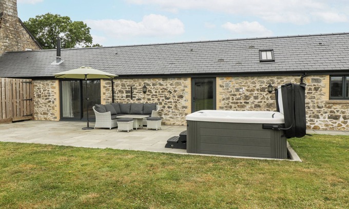 Vale of Glamorgan Cabaña | THE BYRE, pet friendly, with hot tub in St Brides Major