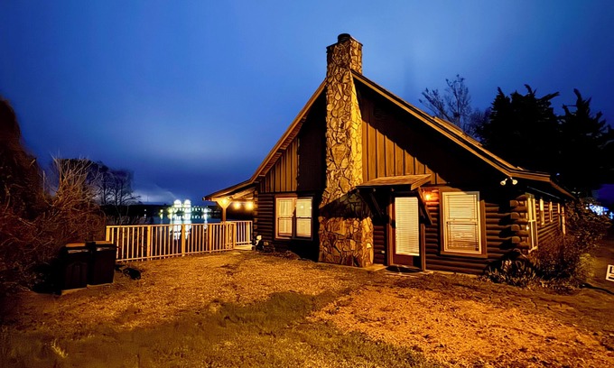 Mooringsport Cabina | The Cabin at Caddo Crossing - for the vibe of an old-time lodge on the bayou!