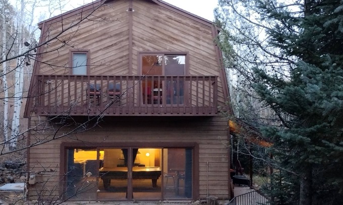 Black Hawk Cabina | The Cabin at Creekwood is a 2-story guest house tucked away on 10 mountain acres