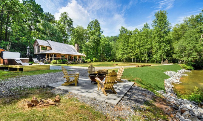 Helen Cabina | 'The Cabin at Dukes Creek' w/ Fire Pit & Hot Tub!