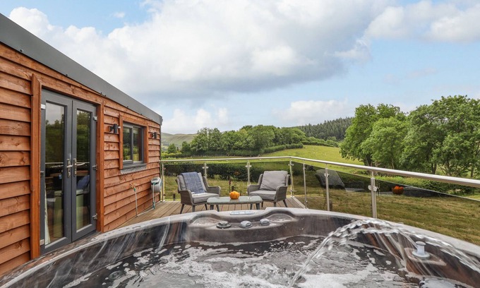 Glyndyfrdwy Cabaña | THE CABIN AT EVELYNS RETREAT, pet friendly in Glyndyfrdwy