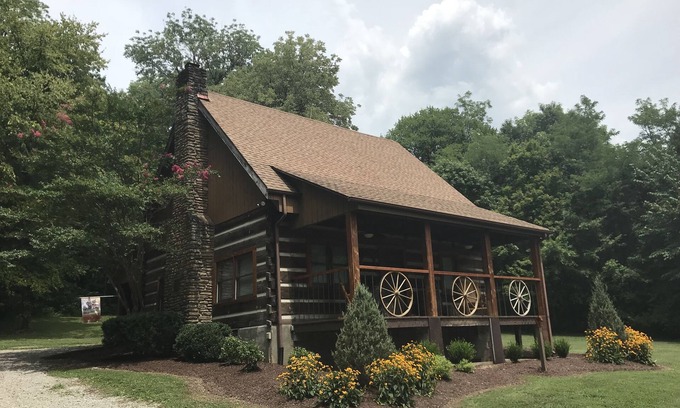 Lewisburg Cabina | The Cabin at Flat Rock Farms - esplendor rústico en una hermosa granja de caballos cerrada
