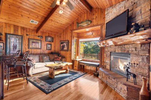 Branson Theater District Casa | The Cabin at Rock Canyon