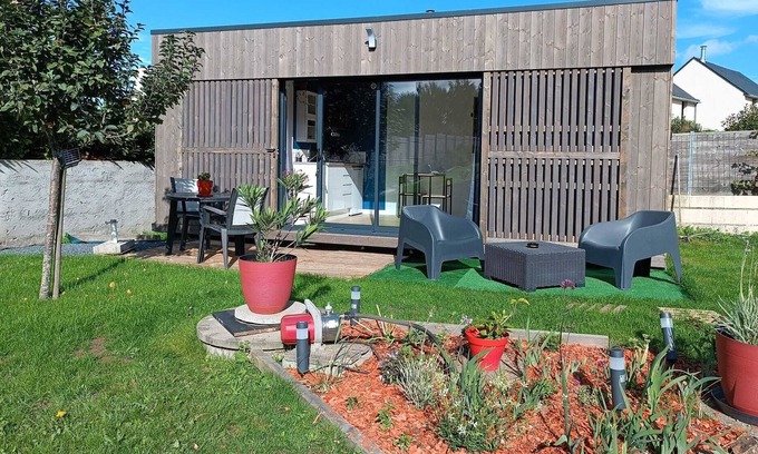 Saint-Malo Cabina | The cabin at the bottom of the garden - 5 minutes walk from the beach