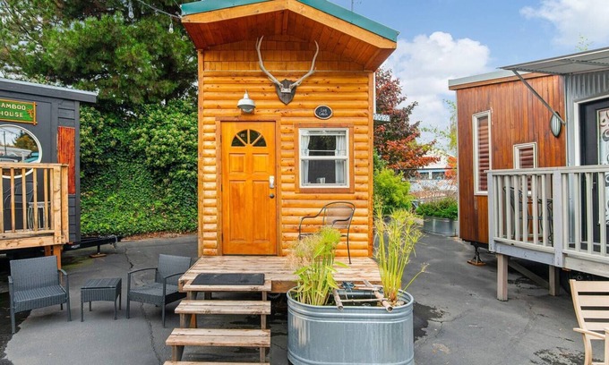 Kerns Hotel | The Cabin - Custom Tiny Home w/ Log Cabin Vibe
