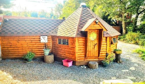 Pentre Berw Otro | The Cabin & hot tub at Ashleigh House