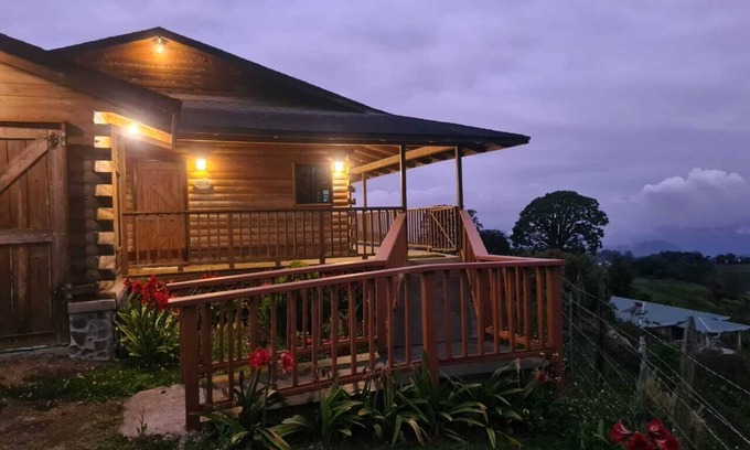 Pacayas Cabina | LA CABAÑA DE LOS LIRIOS. CERCA VOLCAN IRAZU Y TURRIALBA. 100 MEGAS-