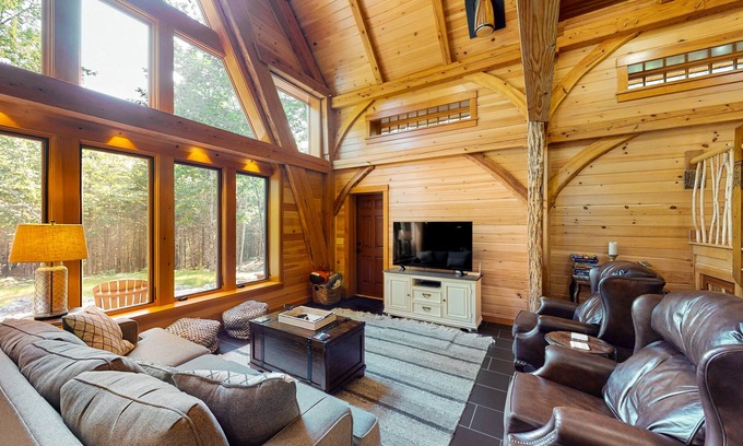 Franklin Casa | The Cabin on 32 wooded acres - tranquil new-build with sauna & forested views