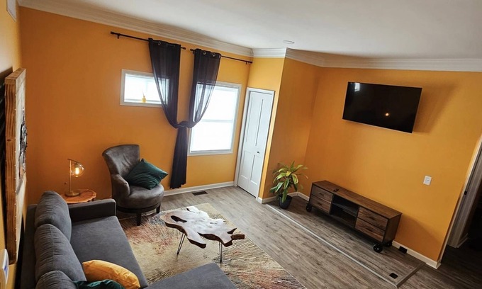Holly Apartamento | The Caboose - Cozy space steps from downtown