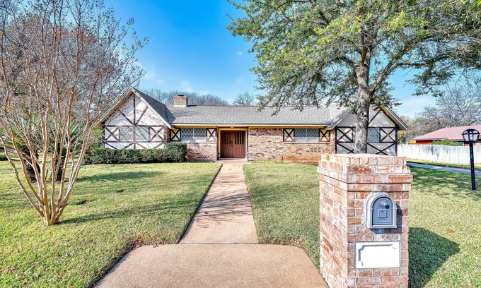 Waco Casa | The Cactus Casa - Next to Lake Waco - 15m to Downtown Waco - PET FRIENDLY