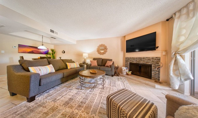 Village Two Condominio | The Cactus Flower at McCormick Ranch