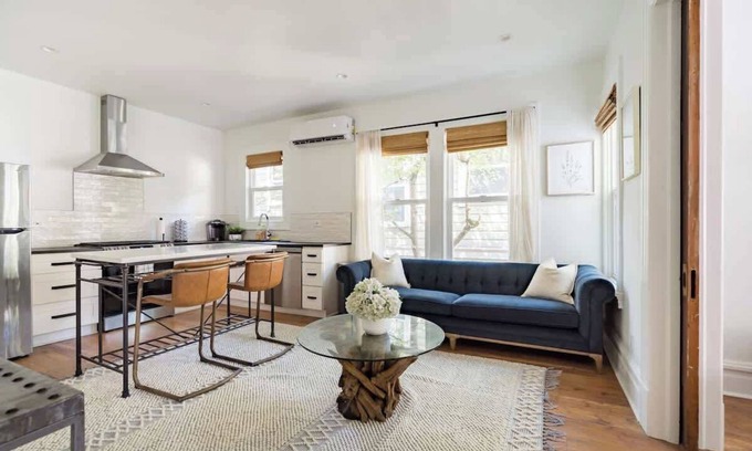 Uptown Apartamento | The Calin Suite - Posh Local Boutiques & Eateries