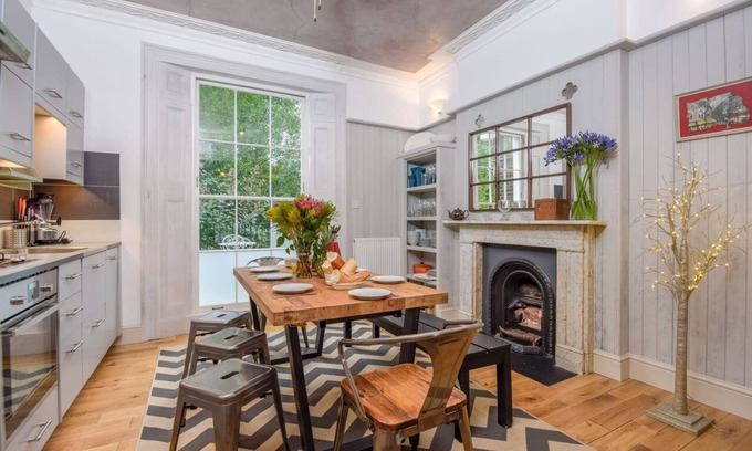 Camden Town Casa | The Camden Chic Townhouse - accommodates 14 guests in vibrant Camden Town