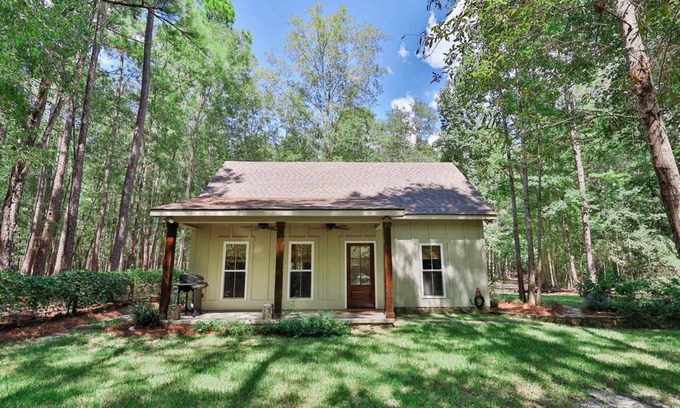 Statesboro Casa | The Camellia Cottage - private family space!