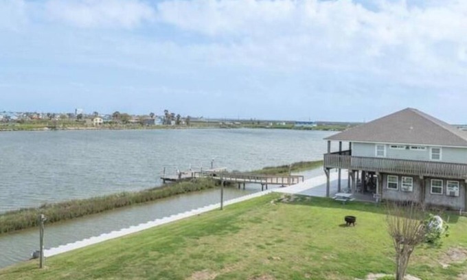 Hitchcock Casa | The Camp House on Saltwater Lake