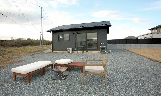Higashimatsuyama Cabaña | The Camping Yard Higashi Matsuyama" - BBQ, campfires, and tents available for overnight stays.