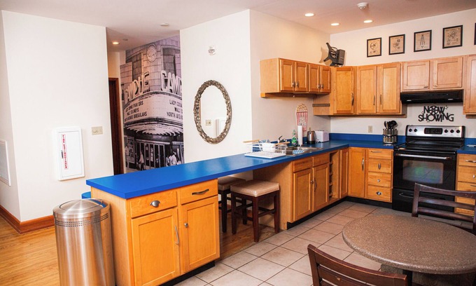 Lewisburg Apartamento | The Campus Studio: A stunning & unique loft above the historic Campus Theatre!