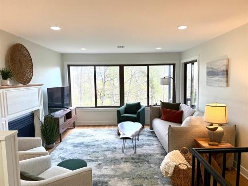Vernon Casa | The Canopy 4BR Forest Escape Spa, Sip, and Unwind