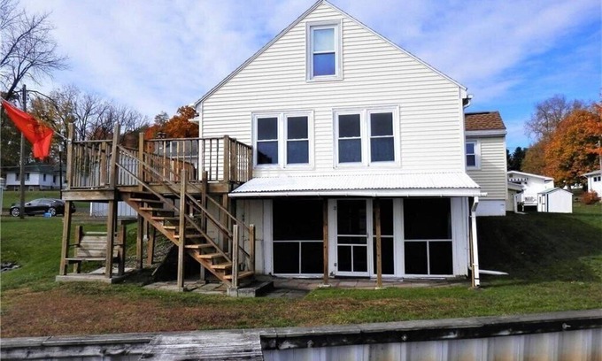 Seneca Falls Casa | The Cape: Waterfront Home on Cayuga Lake