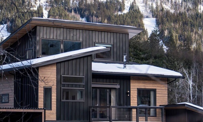 Revelstoke Cabina | The CAPOW House | Revelstoke Adventure Center | 1 Minute From Ski Hill