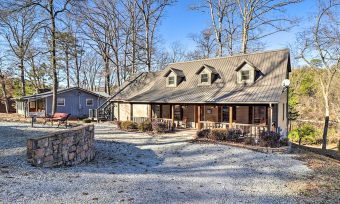Rogers Casa | The Captains Quarters in Rogers w/ Covered Porch!