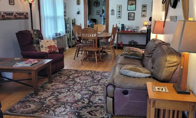Big Horn Cabina | The Carefree Cabin is a 3 bedroom, 1 bath house on a dead end road near a creek
