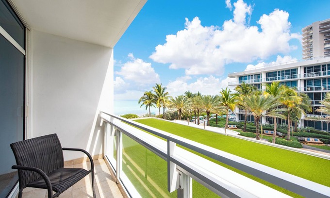North Beach Condominio | The Carillon Hotel One Bedroom with Balcony