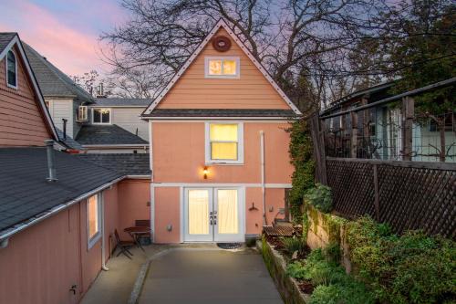 Grass Valley Casa | The Carriage House Chic Treetop Loft and Hot Tub