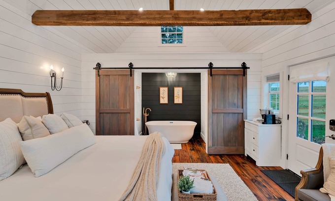 Waco Cabina | The Carriage House-Lux couples getaway with Soaker Tub and Walk-in Shower- 10 mi