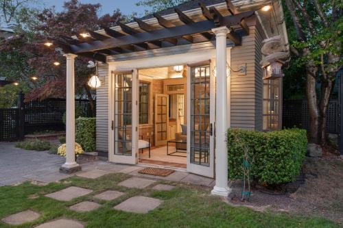 Queen Anne Hotel | The Carriage House