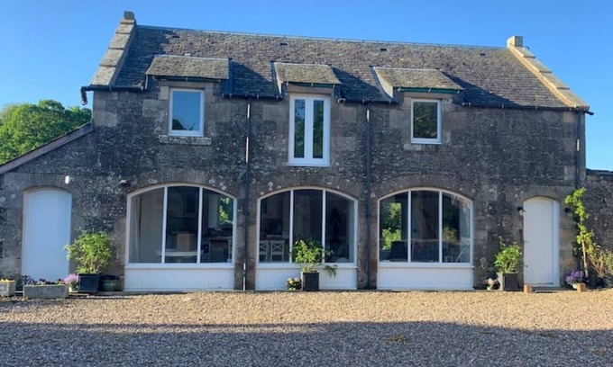 Cupar Casa | The Carthouse (Luxury 2 bed with private hot tub)