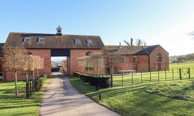 Moreton Cabaña | THE CARTHOUSE, pet friendly, luxury holiday cottage in Welland