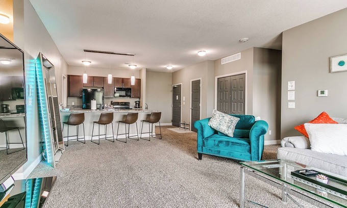West Des Moines Apartamento | The Cascades at Jordan Creek WDSM/Pool/Tanning/Gym