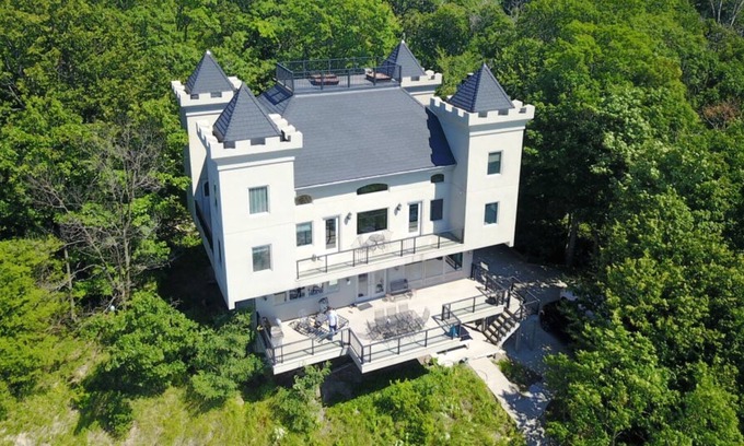 Shelby Casa | The Castle | 6 Bed, 5 Bath