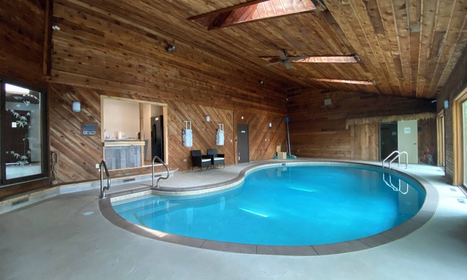 Rice Lake Cabina | The Castle on Lake Montanis - Indoor Pool & Arcade House