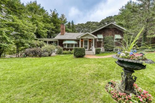 Vineyard Haven Casa | The CAVU Mansion on Bellevue