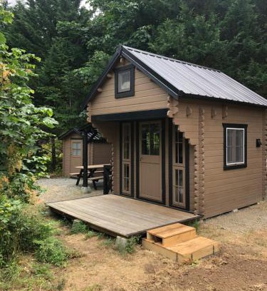 Duncan Otro | The Cedar Cabin Bunkie - Cowichan Valley Bunkie Glamping