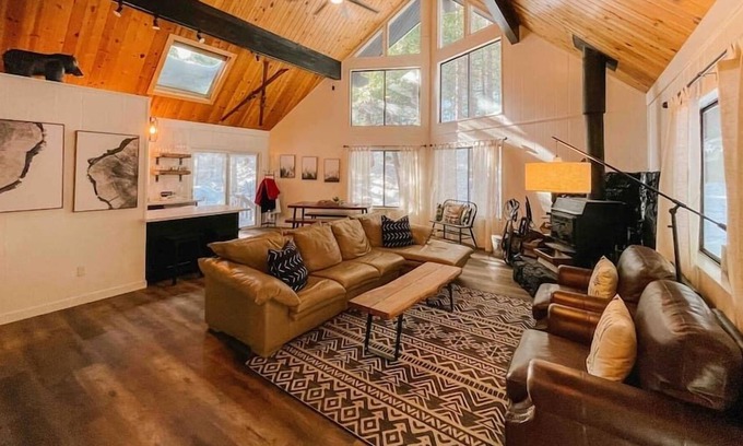 Dorrington Chalet De Esquí | The Cedar Chalet · The Cedar Chalet near Lake Alpine