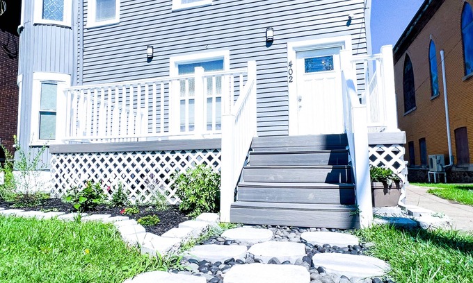 Downtown Niagara Falls Casa | The Cedar Chateau