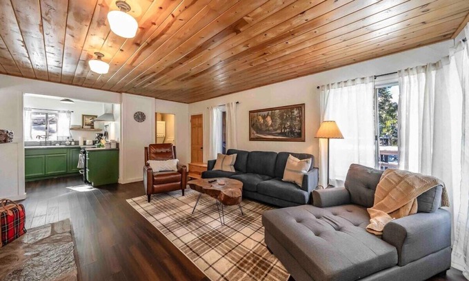 West Village Cabina | The Cedar House ~ Prime Spot + Kayaks & Cool AC