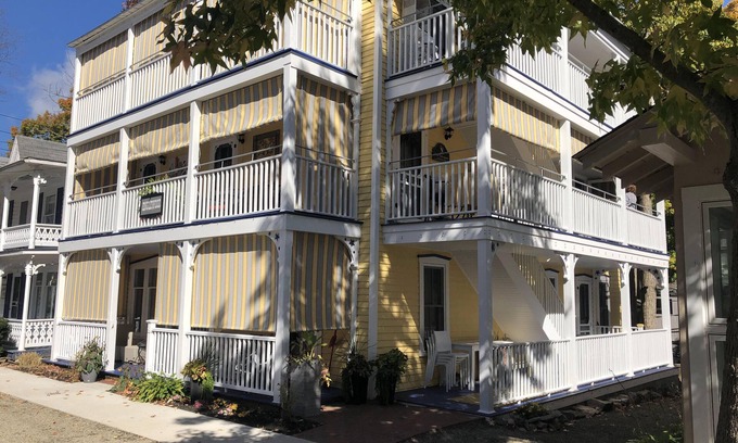 Chautauqua Condominio | The center Chautauqua Institution steps from the Amphitheater and Bestor Plaza!